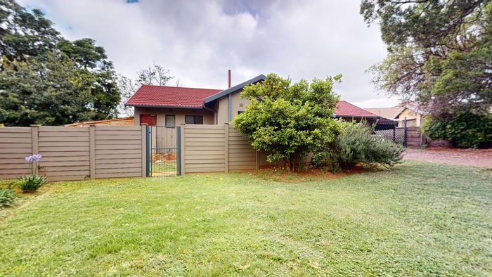 Crystal Park House For Sale: 3 Bedrooms, Open-plan Living, Spacious Yard, Convenient Location.