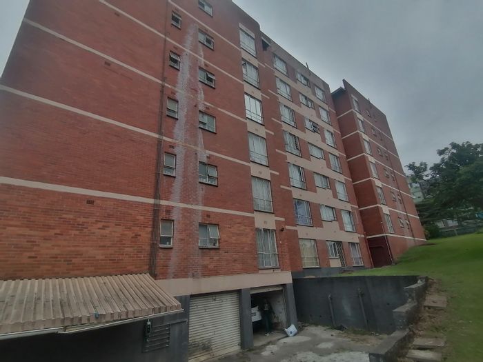 2-Bedroom Apartment in Ashley For Sale: Security, Garage, Open-Plan Living.