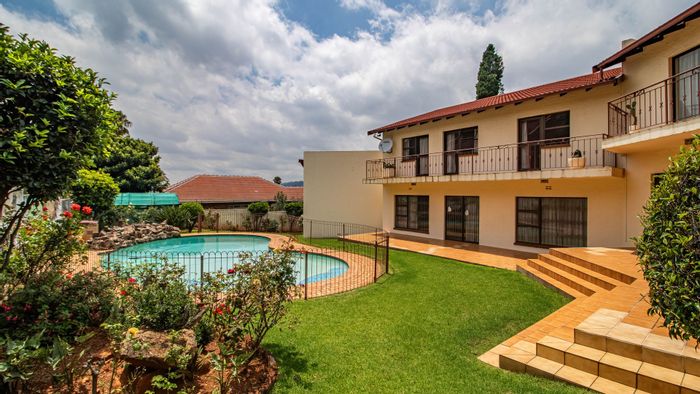 Spacious 5-bedroom house in Bruma with pool, staff rooms, and ample parking. For Sale.