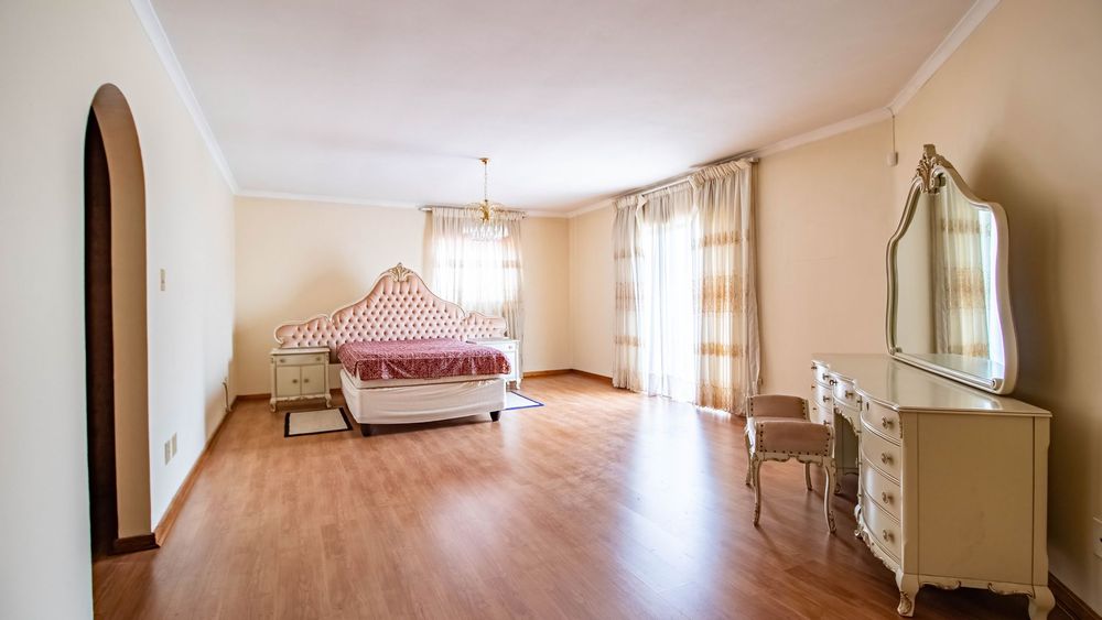 Main En Suite with Balcony