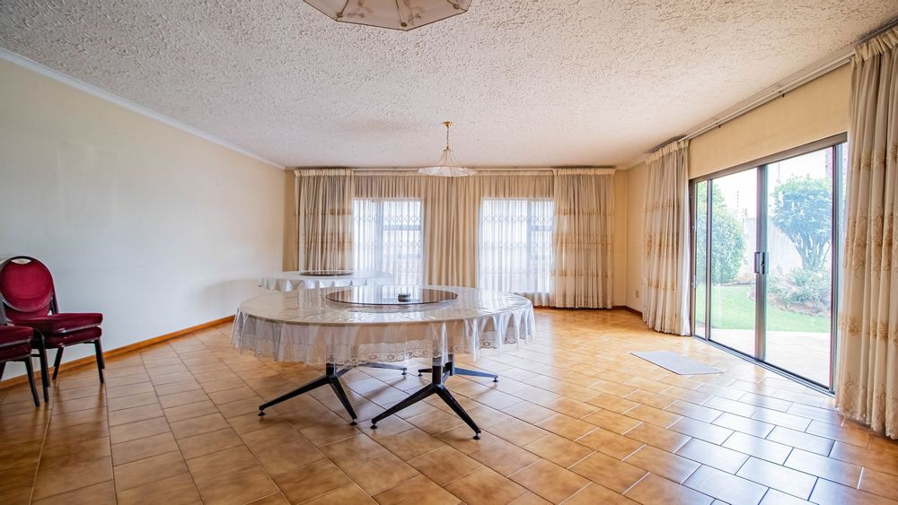 Entertainment room with access to garden