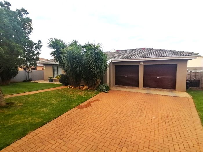 For Sale: Spacious Noorsekloof house with 4 bedrooms, double garage, and entertainment deck.