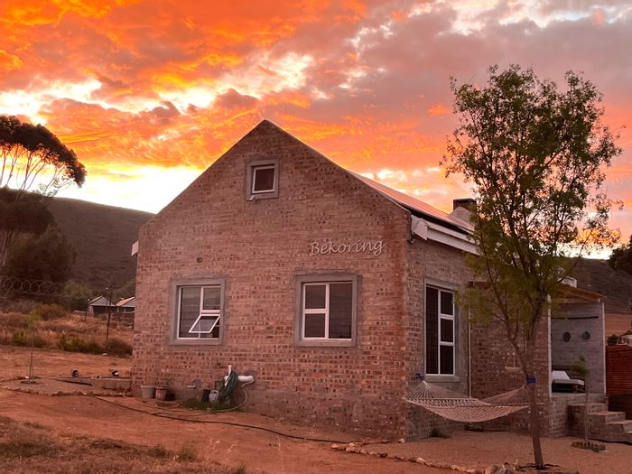 2-Bedroom House For Sale in Koringberg with spacious land and parking options.