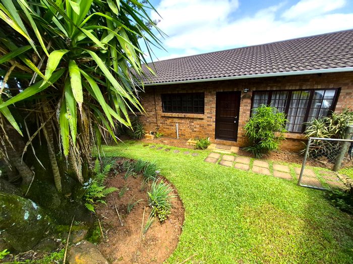 Town Bush Valley Townhouse For Sale: 2 beds, pool access, close to shopping.