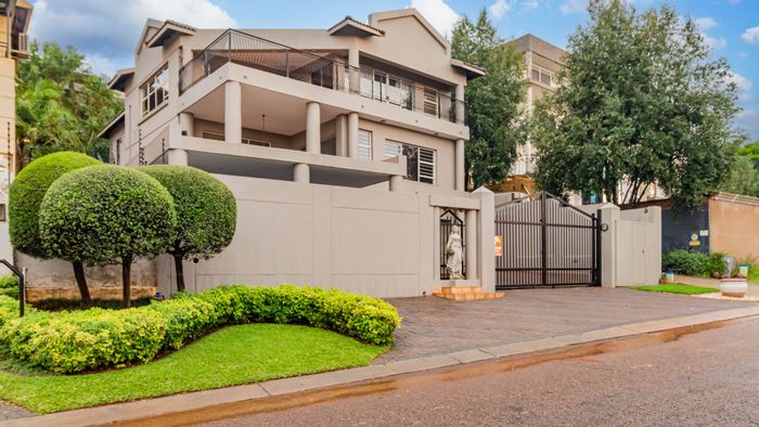 Spacious 5-bedroom house in Faerie Glen, featuring dual kitchens and ample parking. For Sale.