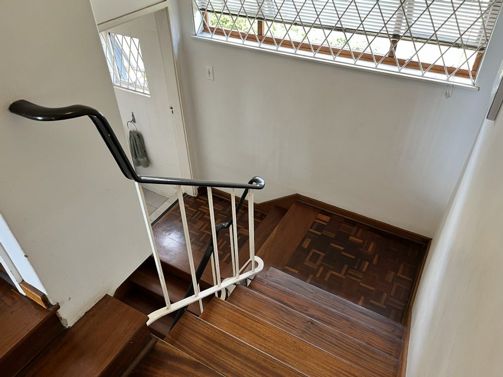 STAIRCASE TO 3 BEDROOMS