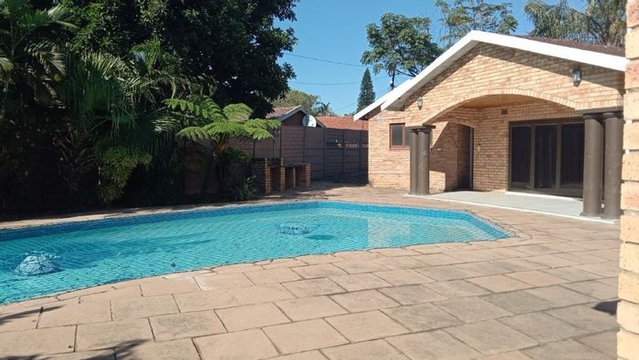Amanzimtoti House To Rent: 3 bedrooms, pool, pet-friendly garden, security included.