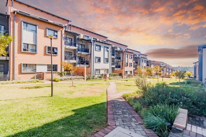 Vorna Valley Apartment For Sale: 2 beds, balcony, secure living, auction starting R799,000.