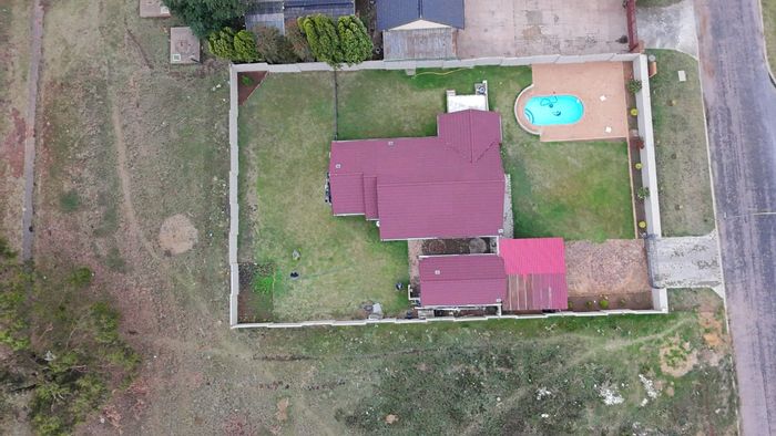 For Sale: House in Struisbult with 3 bedrooms, solar panels, pool, and garage.