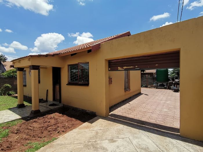 For Sale: House in Lethlabile with 3 bedrooms, water tank, and double carport.