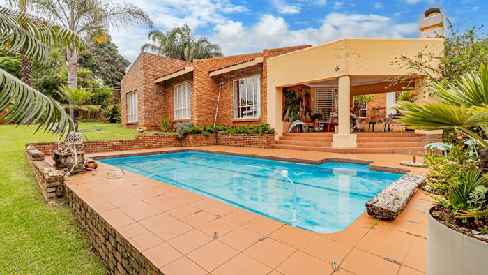 5-bedroom house for sale in Moreleta Park with pool and spacious yard.