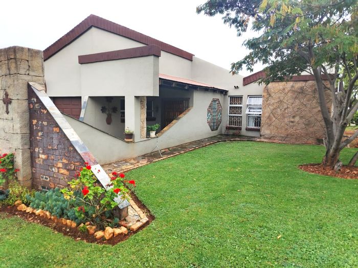 For Sale: House in Swartruggens Central with 3 beds, pool, and game estate access.