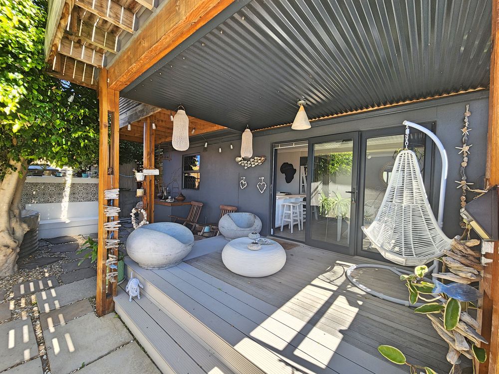 Beautiful entertainment deck