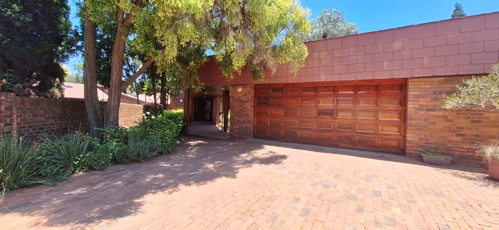 Vanderbijlpark Se 3 House For Sale: 3 beds, pool, study, entertainment areas.