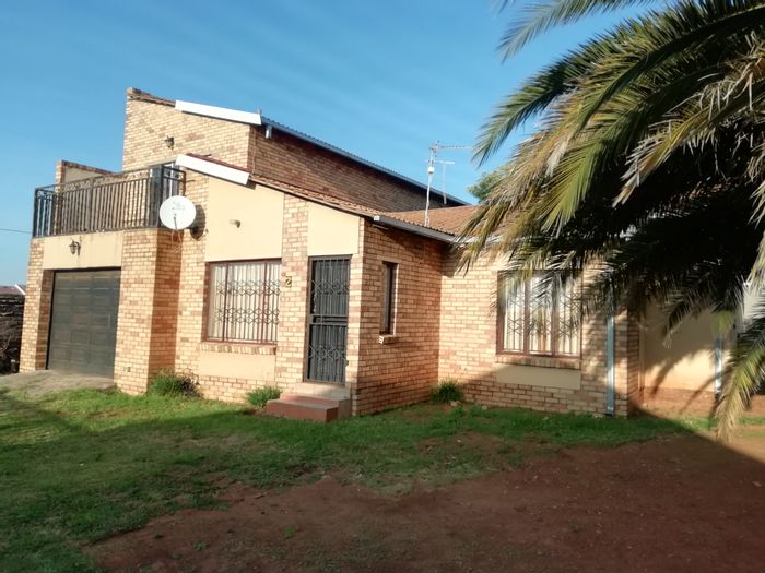 To Rent: 3-Bedroom House in Vereeniging Central with garden and covered parking.