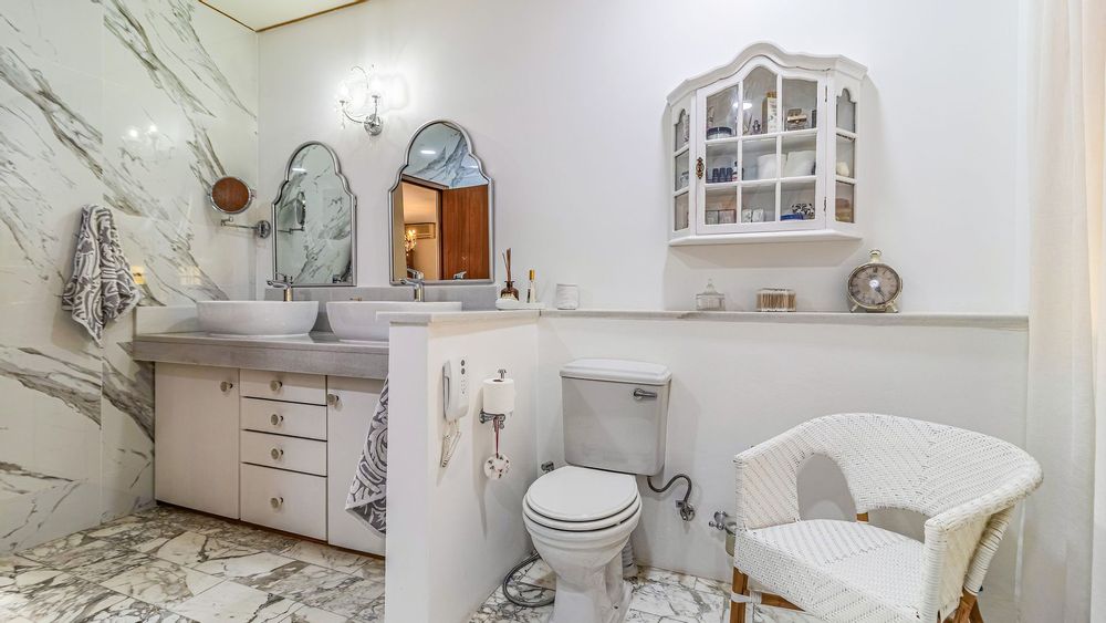 Main en suite bathroom