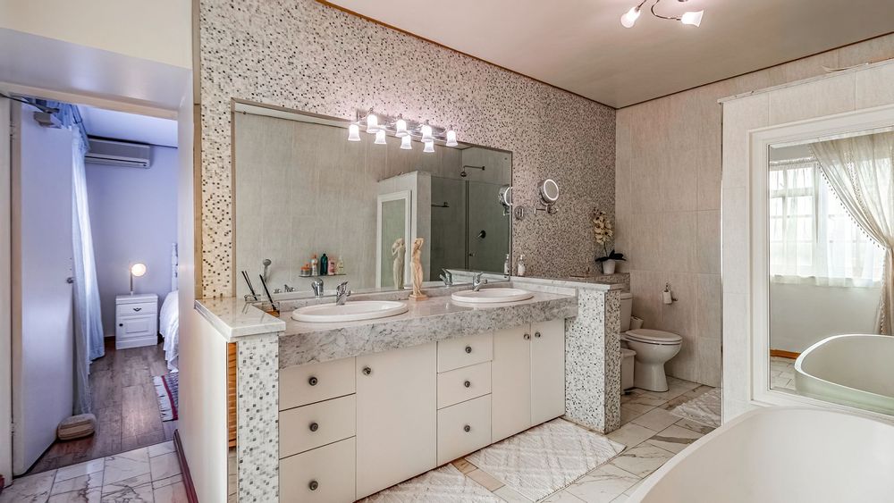 Jack and Jill bathroom between two bedrooms