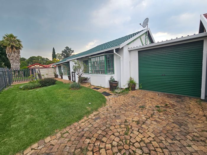 Huntingdon House For Sale: 3 bedrooms, spacious lounge, dining room, and parking for 4.