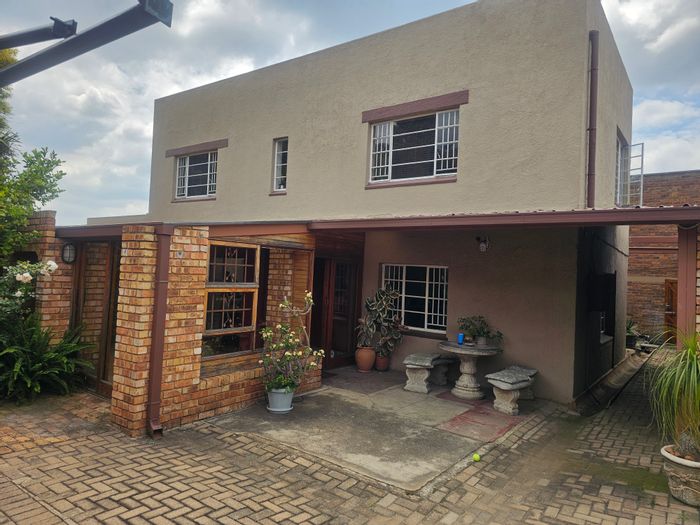 For Sale: House in Brakpan Central with 4 beds, multiple units, and ample parking.