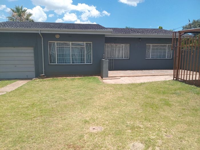 For Sale: 3-Bedroom House in Vanderbijlpark CW 4 with large yard and parking.