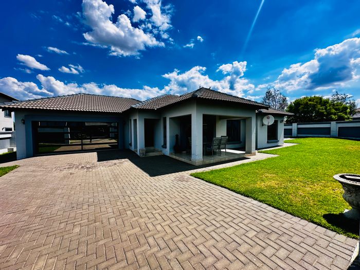 Helderwyk House For Sale: 3 Bedrooms, pool, double garage, 24-hour security.