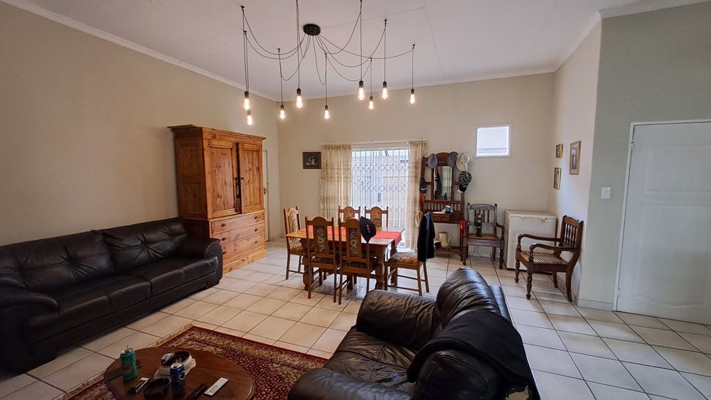 Flat open-plan lounge & dining