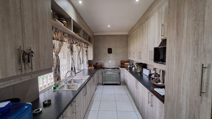 Rensburg House For Sale: 3 beds, pool, braai area, ample parking, water tanks.