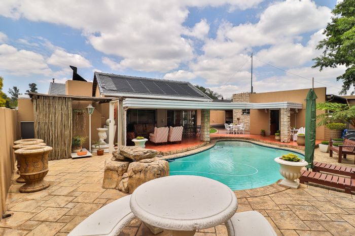 Raceview House For Sale: 5 bedrooms, solar energy, security, pool, versatile spaces.