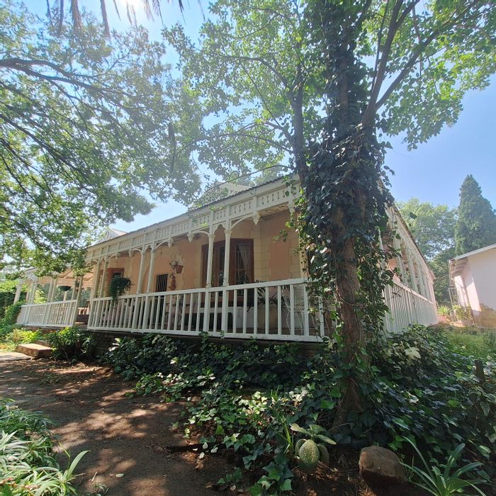 Vrede Central House For Sale: Bed & Breakfast, flat, patio, large land.