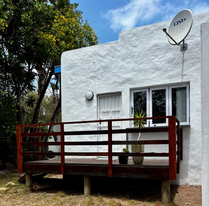 Cottage To Rent in Plettenberg Bay Central with pool, patio, and secure parking.