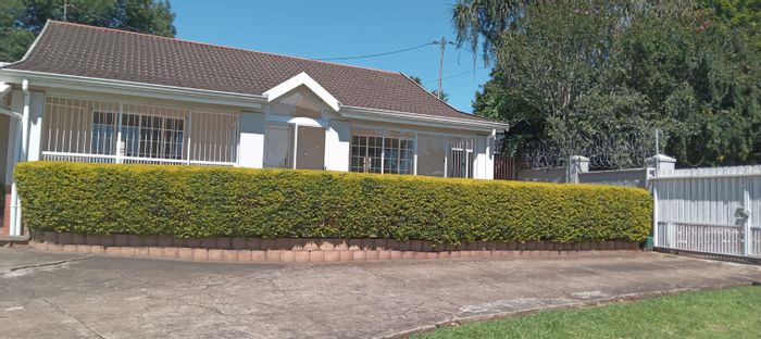 Wembley Townhouse To Rent: 2 bedrooms, private complex, close to amenities.