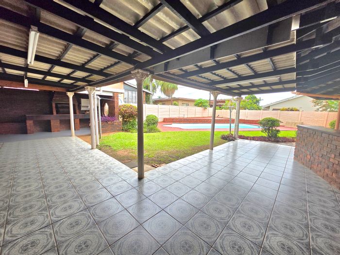 Grantham Park House For Sale: 4 beds, pool, spacious living, close to amenities.