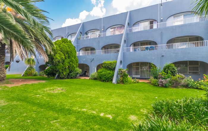 For Sale: Florida Apartment with 2 Bedrooms, Pool, Playground, and 24-Hour Security.