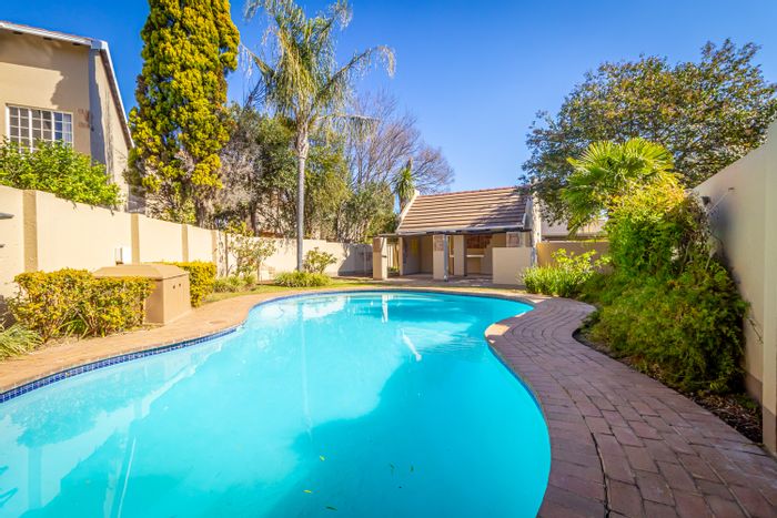 For Sale: 3-Bedroom Apartment in Paulshof with Garden, Pool, and Security.