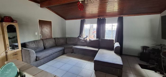 For Sale: House in Annlin with 3 bedrooms, parking, and renovation potential.