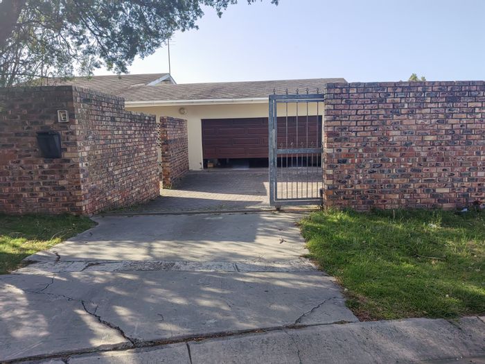 For Sale: Spacious Sunnyridge house with pool, flat, and secure parking.