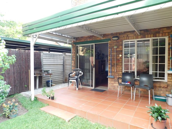 Kilner Park Townhouse For Sale: 2 beds, aircon, louvre deck, neat garden.