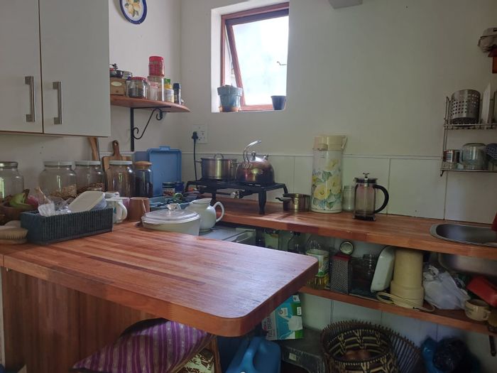 Cottage To Rent in Hilton Central: 1 bed, kitchenette, utilities included, covered parking.