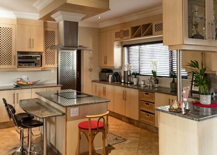 Montana House For Sale: 4 bedrooms, gated estate, garden, and secure living.