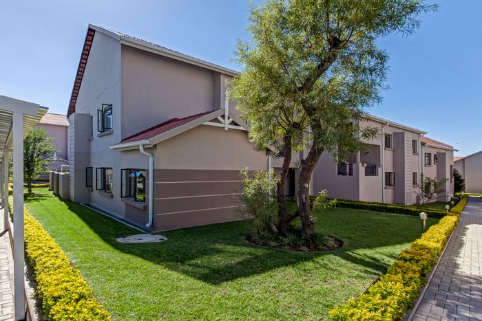 Broadacres Apartment For Sale: 2 beds, garden, clubhouse, pool, 24-hour security.