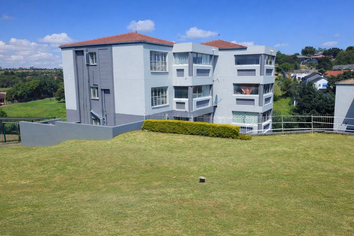 Bachelor Apartment For Sale in Discovery - Secure complex, pool, great investment opportunity.
