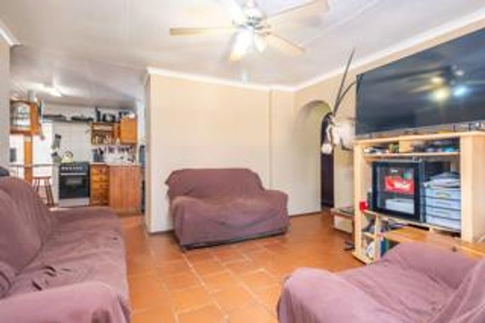 Doornpoort House For Sale: 3 Bedrooms, workshop, office space, solar power.