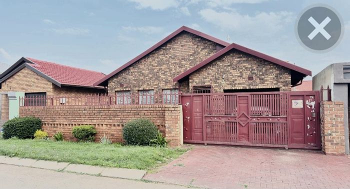 4-bedroom house for sale in Vosloorus Ext 3 with secure garage and fenced yard.