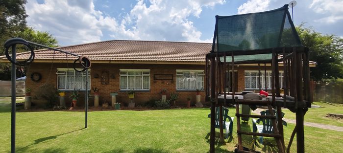 Kriel Central House For Sale: Family home with flatlet, pool, and parking.