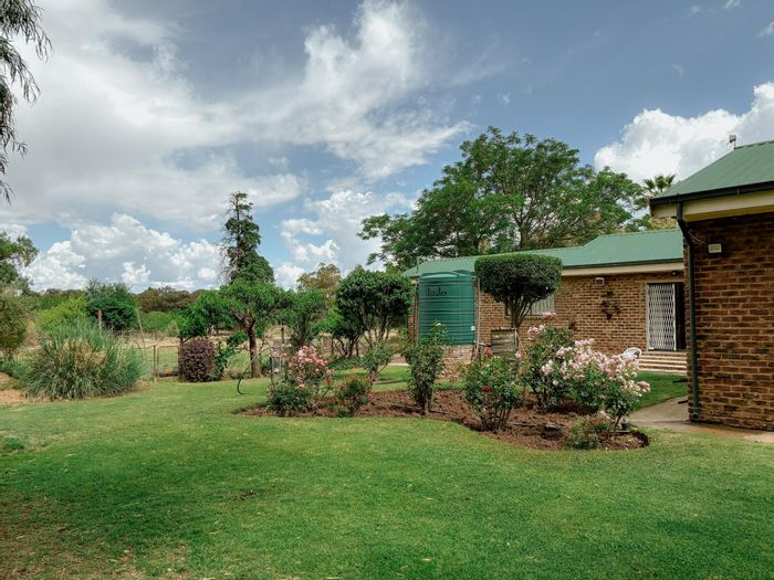 For Sale: Spacious 5-bedroom house in Bethulie Central with garden, lapa, and farming potential.