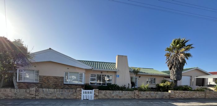 For Sale: Spacious House in Lamberts Bay Central with 4 Bedrooms, Gardens, and Flat.