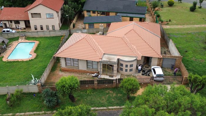 Laversburg House For Sale: 3 beds, granny flat, secure parking, rental potential.