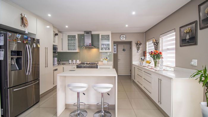 For Sale: House in Montrose with 4 beds, pool, golf estate amenities.