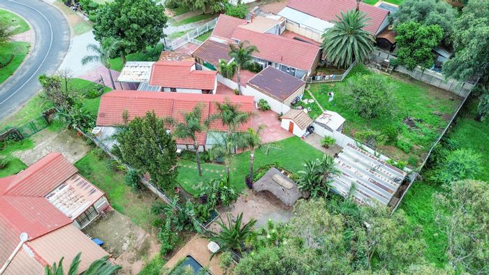 Rooihuiskraal House For Sale: 5 beds, 2 baths, auction starting R1.5M, ample parking.