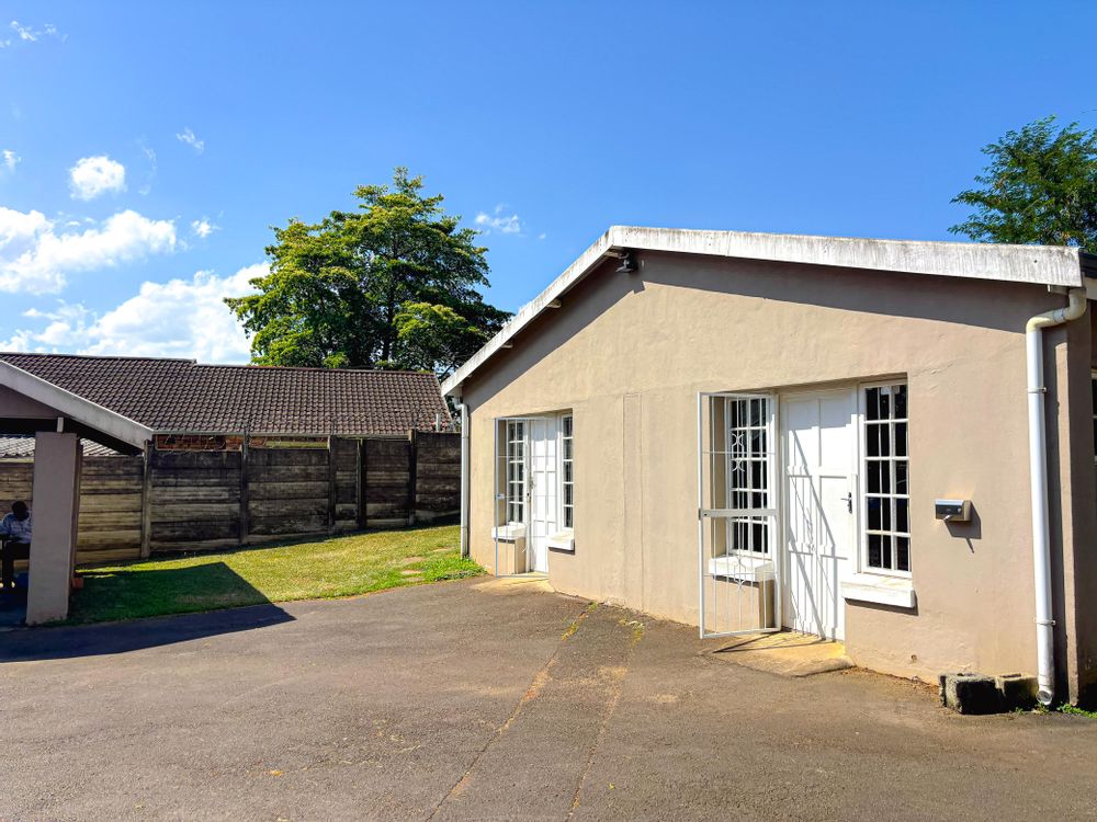 Out building with two lecture rooms/bedrooms